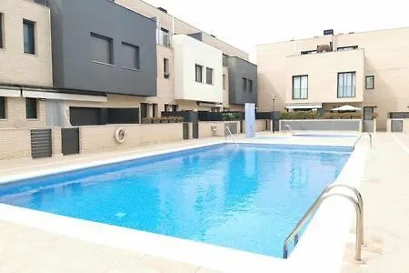 Townhouse With Communal Pool Ideal For Families Сasa de vacaciones